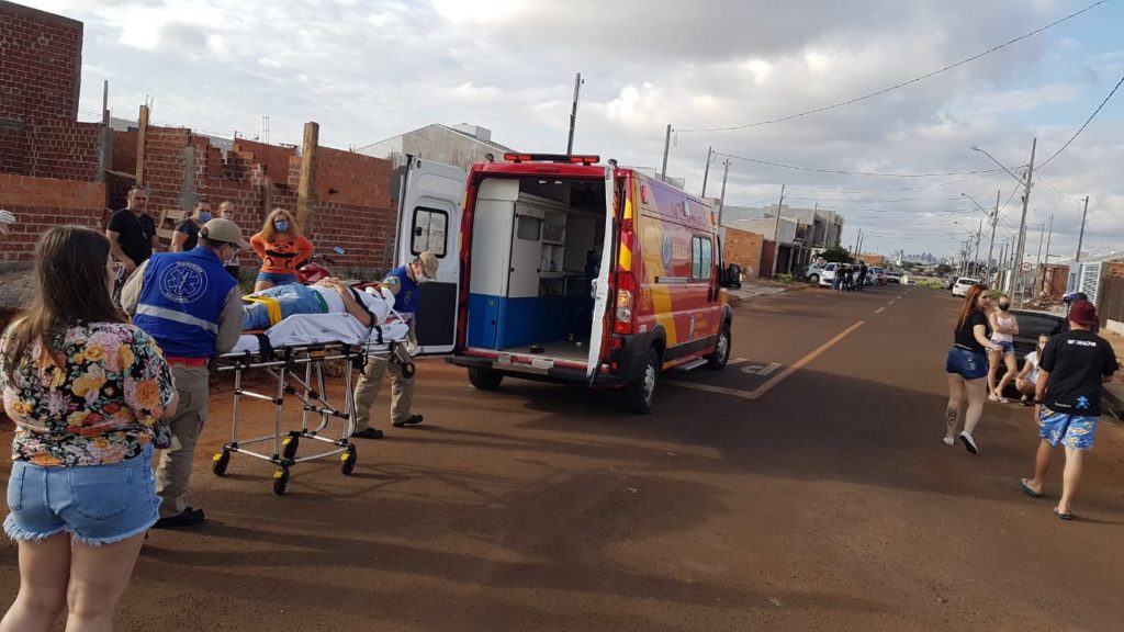 Colisão entre carro e moto deixa duas pessoas feridas no Loteamento Siena Colisão entre carro e moto deixa duas pessoas feridas no Loteamento Siena