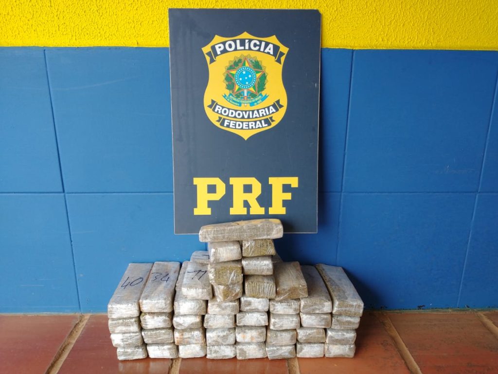 PRF apreende maconha e prende dois em ação na BR-163 PRF apreende maconha e prende dois em ação na BR-163