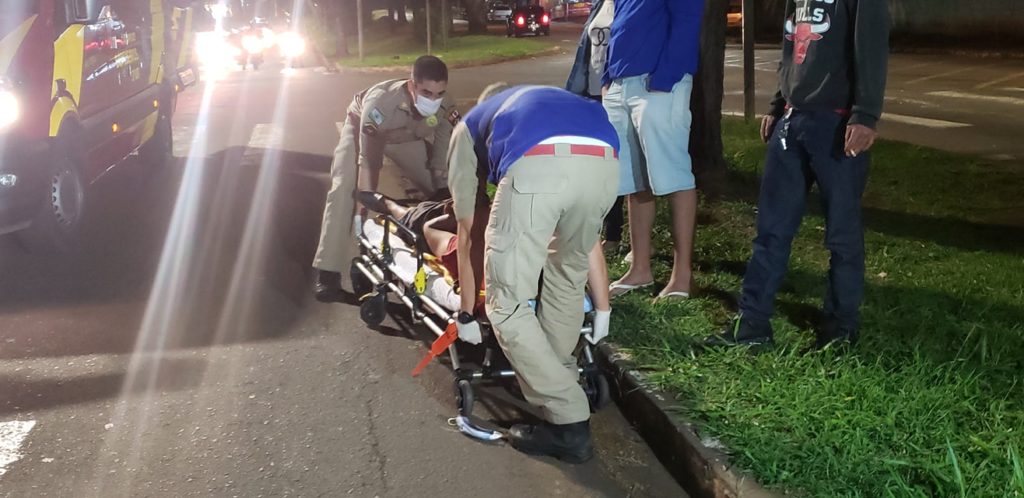 Homem fica ferido ao ser atropelado por carro na Avenida Rio Branco, em Londrina