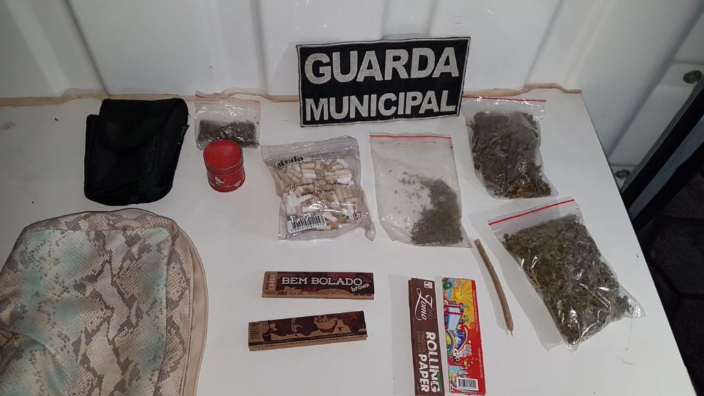 Seis pessoas são flagradas com entorpecentes em ação da GM e Cettrans no Tropical III Seis pessoas são flagradas com entorpecentes em ação da GM e Cettrans no Tropical III