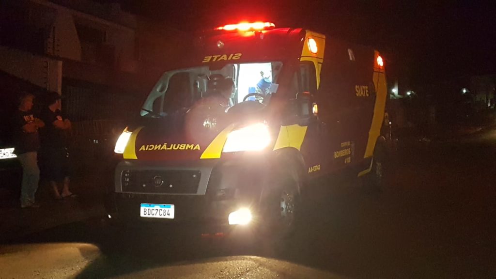 Mulher é socorrida pelo Siate após ser vítima de agressão no Bairro Canadá; agressor foi detido pela PM