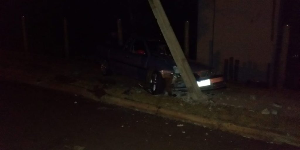 Carro atinge poste e fornecimento de energia fica comprometido em São Miguel do Iguaçu
