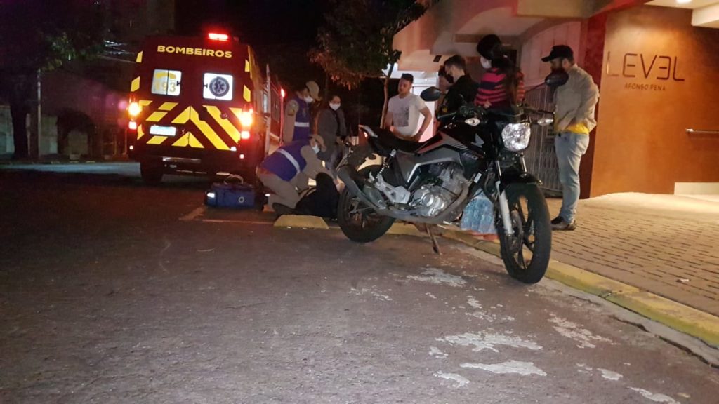 Motociclista é socorrido pelo Siate após sofrer queda no Centro
