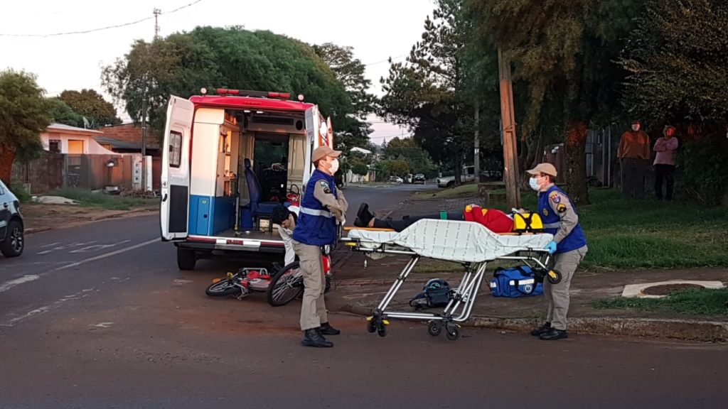 Mulher fica ferida em colisão entre bicicleta motorizada e carro, no Bairro Floresta Mulher fica ferida em colisão entre bicicleta motorizada e carro, no Bairro Floresta