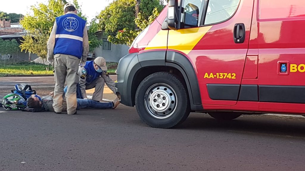 Carro e moto batem em cruzamento no Bairro Periolo e jovem fica ferido Carro e moto batem em cruzamento no Bairro Periolo e jovem fica ferido