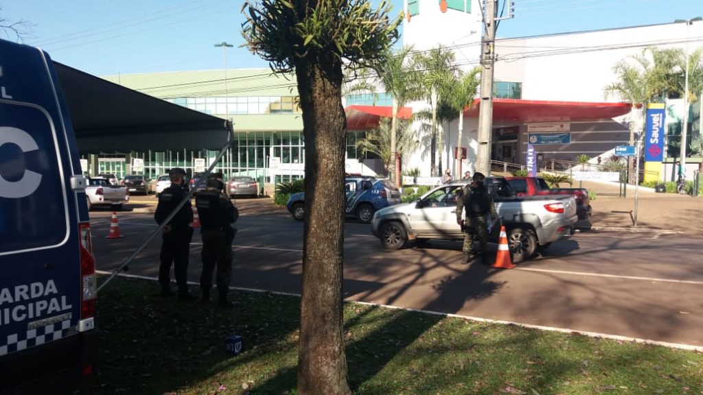Covid-19: força-tarefa é realizada em frente de mercados em Cascavel
