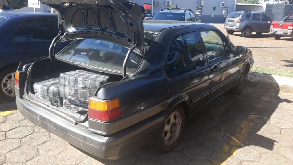 Adolescente é flagrado pela PRF dirigindo carro carregado de maconha