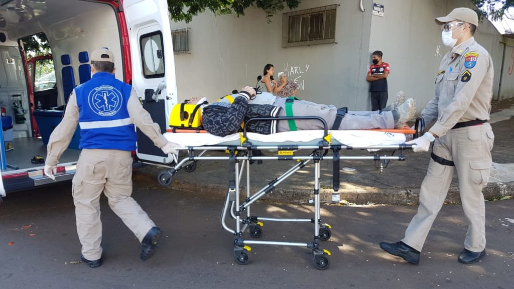 Carro e moto batem na Rua Manaus