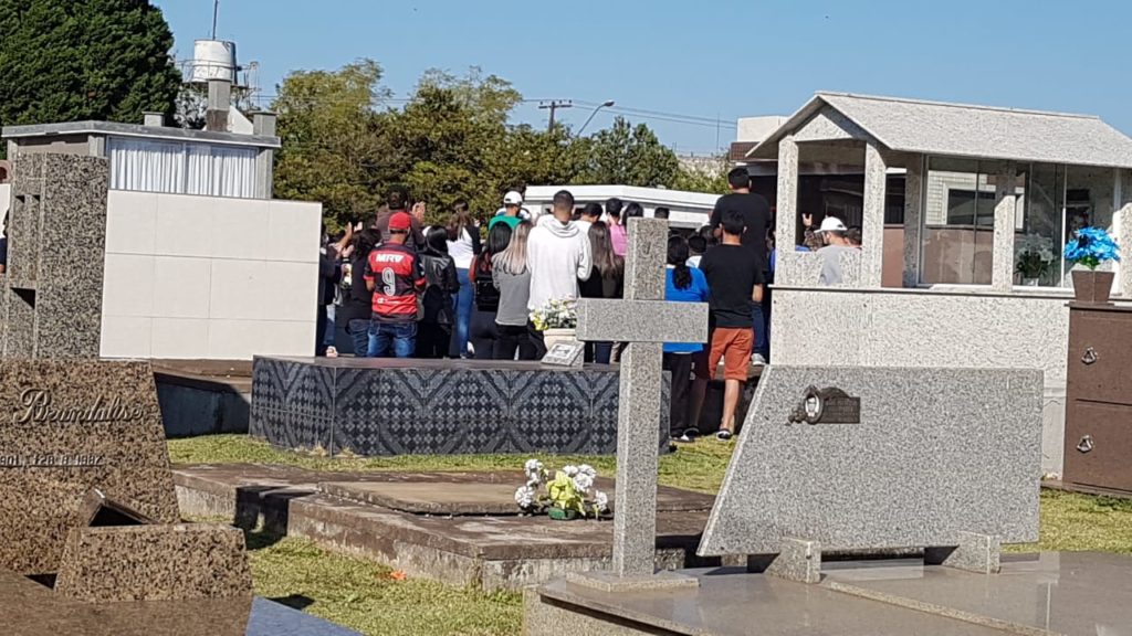Comoção: Jovens que morreram em acidente na BR-369 são sepultados em Cascavel