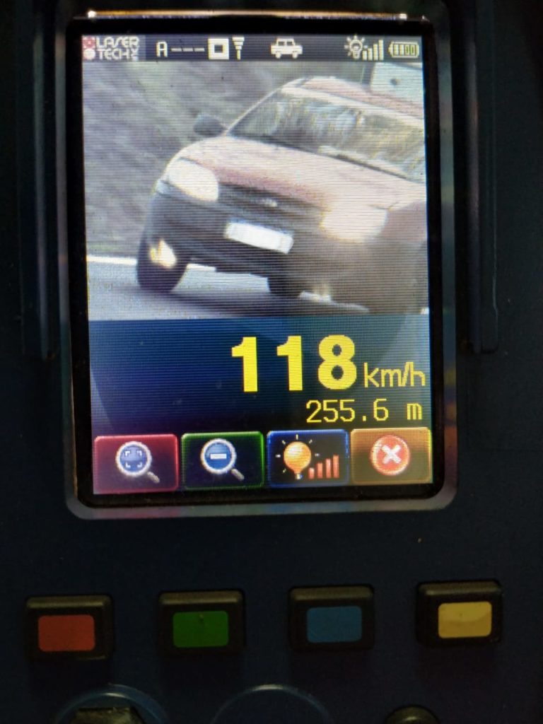 Carro é flagrado pela PRE a 118 km/h na PR-180