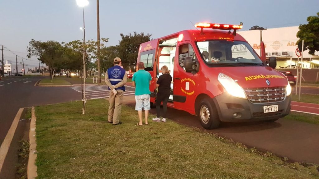 Ciclista sofre queda e precisa dos cuidados do Siate na Avenida Tancredo Neves