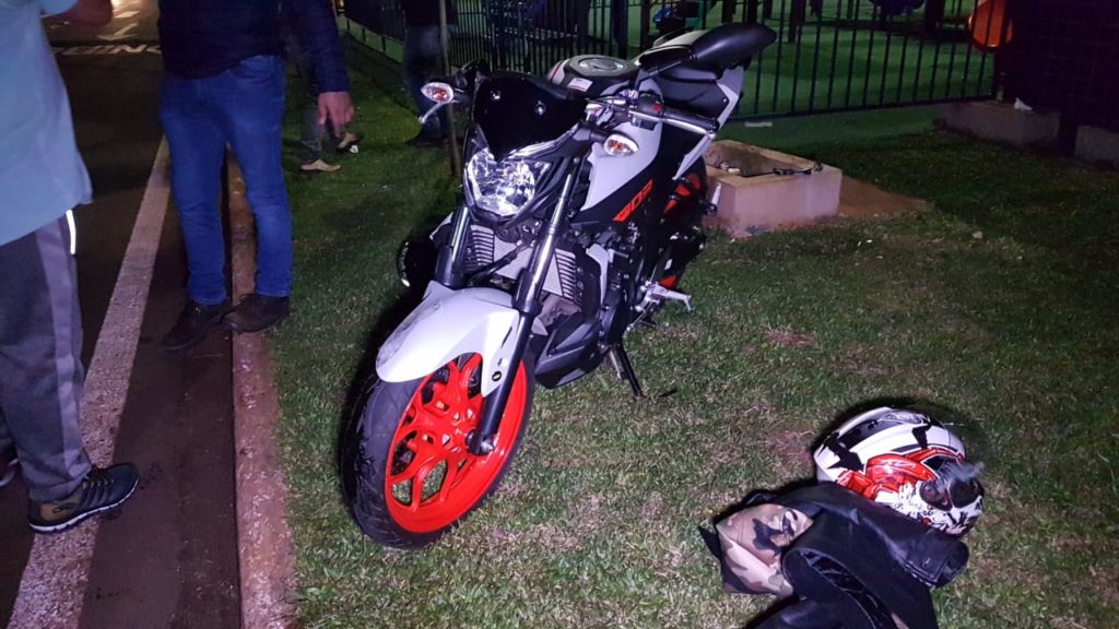 Batida de trânsito envolve duas motos na Avenida Tancredo Neves