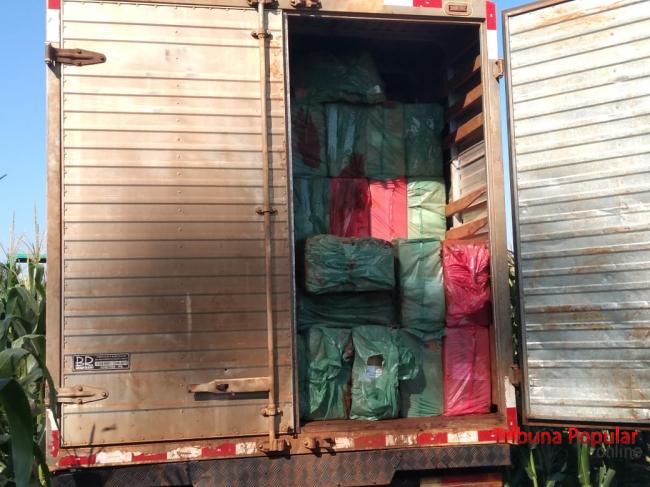 Policiais federais e civis apreendem caminhão com cerca de 200 caixas de cigarros em Santa Helena Imagem referente a Policiais federais e civis apreendem caminhão com cerca de 200 caixas de cigarros em Santa Helena