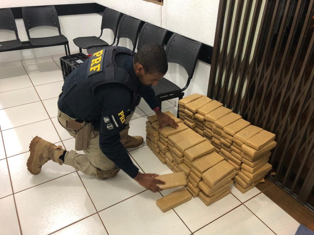 Kadett com 136 tabletes de maconha é apreendido pela PRF na BR-277, em Céu Azul