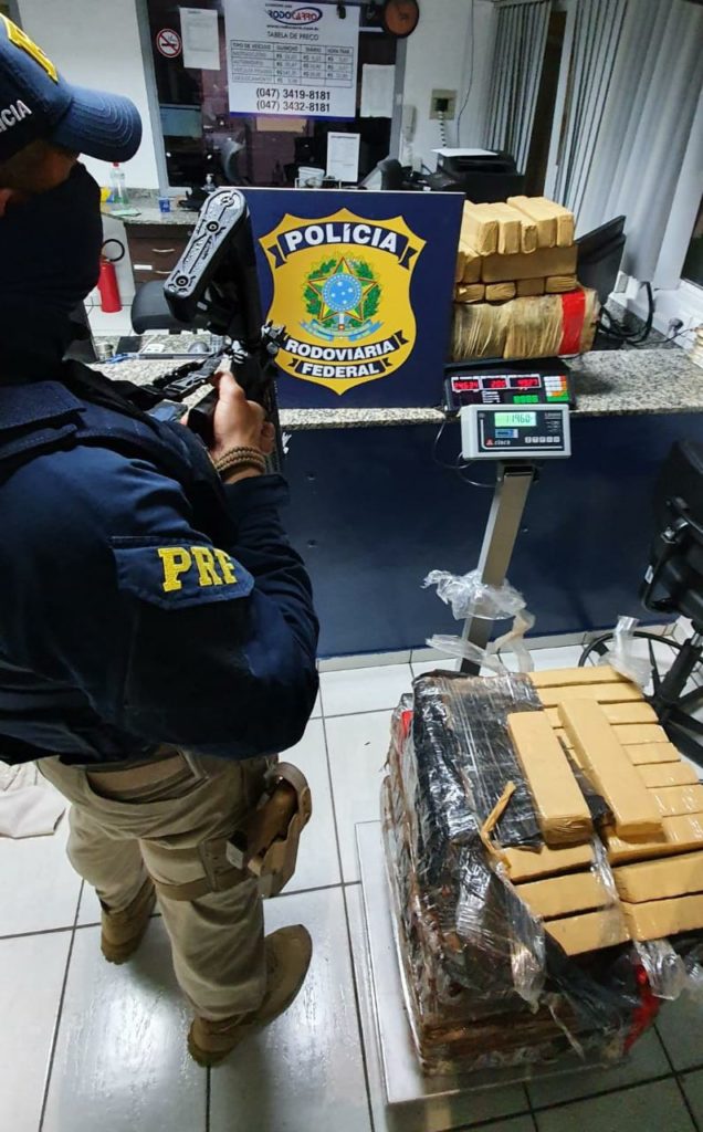 Motorista é preso na BR-101 transportando 145 kg de maconha
