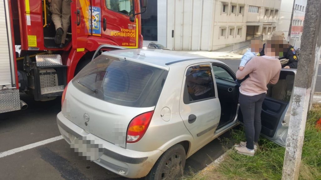 Bombeiros de Ponta Grossa socorrem bebê que ficou trancado em carro