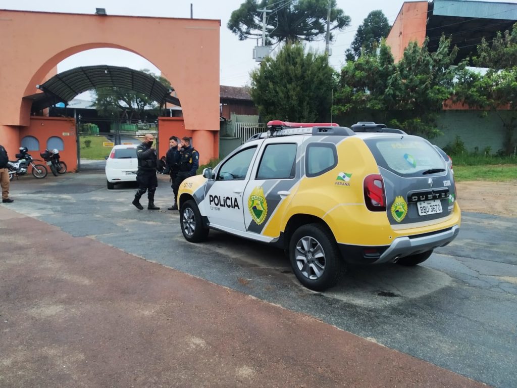 Homem pula para dentro de bosque em Curitiba e acaba atacado por cachorro