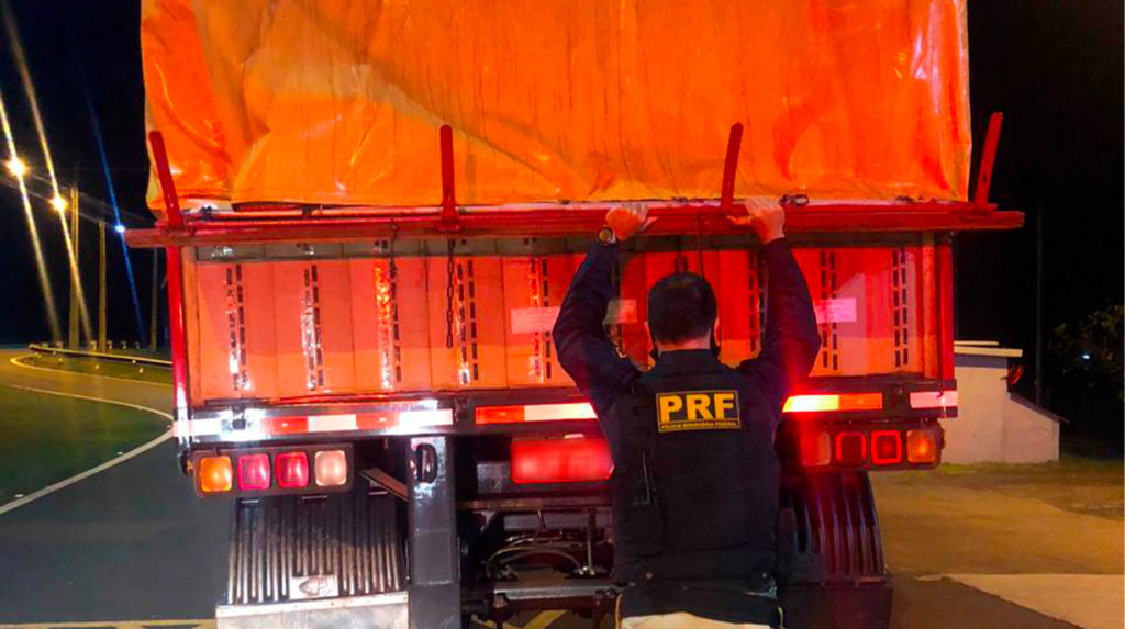 Carreta de Cascavel é apreendida com 450 mil maços de cigarros no MS
