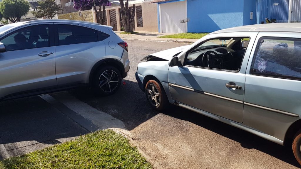 Veículos batem na Rua Salgado Filho, no Bairro Neva
