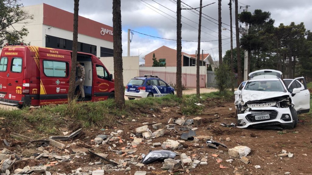 Colombo: motorista fica nervoso ao cruzar com a polícia, foge e capota carro