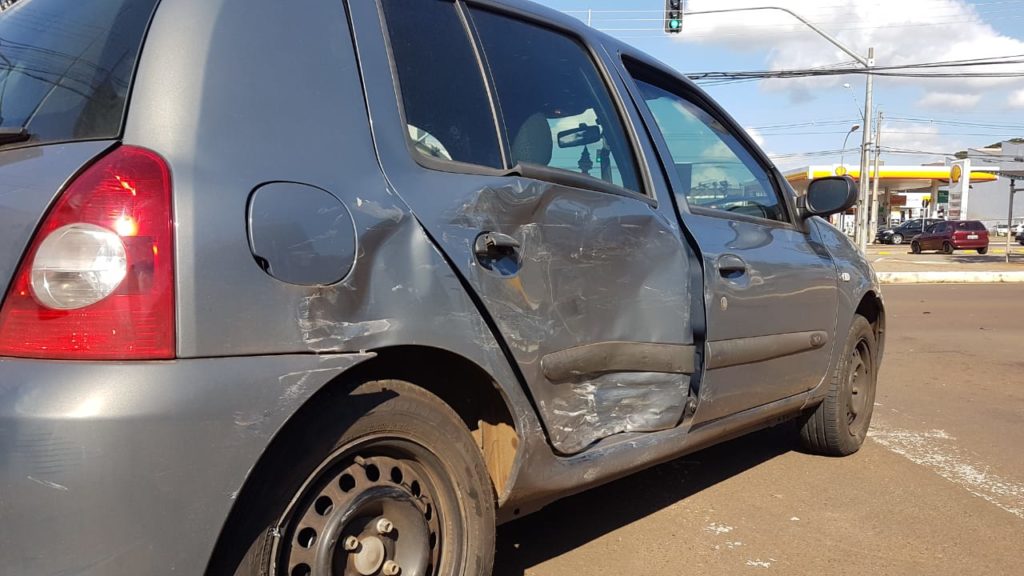 Homem fica ferido em acidente entre carros na Avenida Brasil