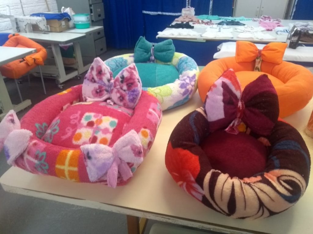 Penitenciária Feminina de Foz reaproveita materiais para confeccionar sacolas e camas para animais abandonados
