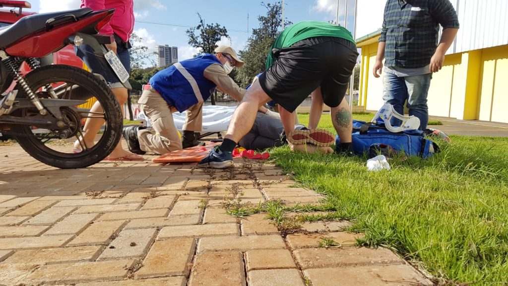 Motociclista é socorrido ao sofrer queda no Bairro Alto Alegre