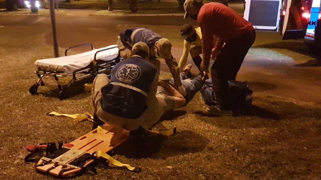 Jovem de 17 anos é socorrido após cair de bicicleta na Avenida Brasil