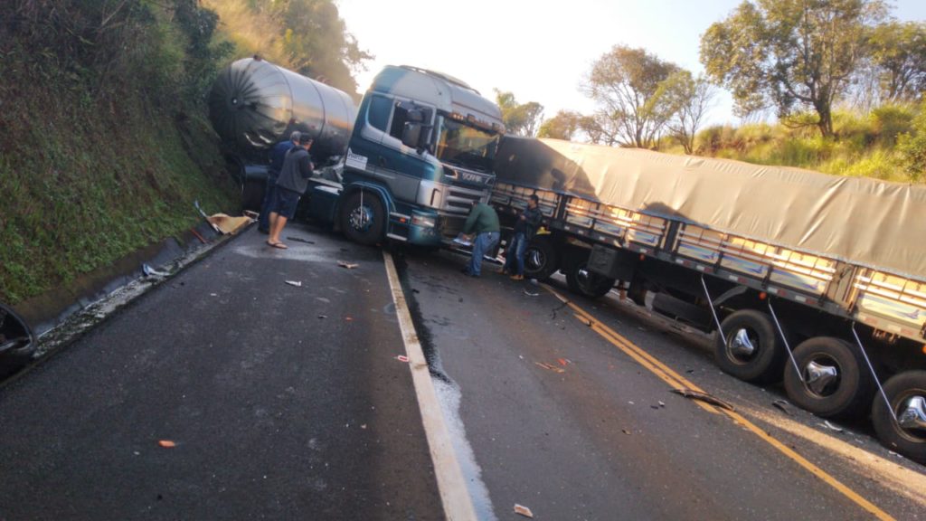 Acidente entre cinco veículos deixa a BR-277 interditada, em Cantagalo