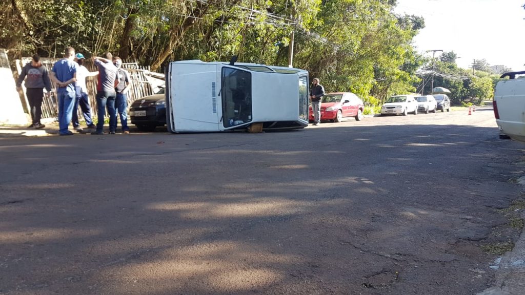 Carros batem e um deles tomba em acidente no Bairro Canadá