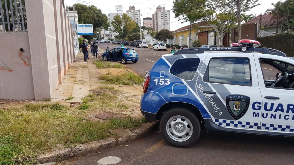Carro atinge lixeira em acidente na Rua Antonina