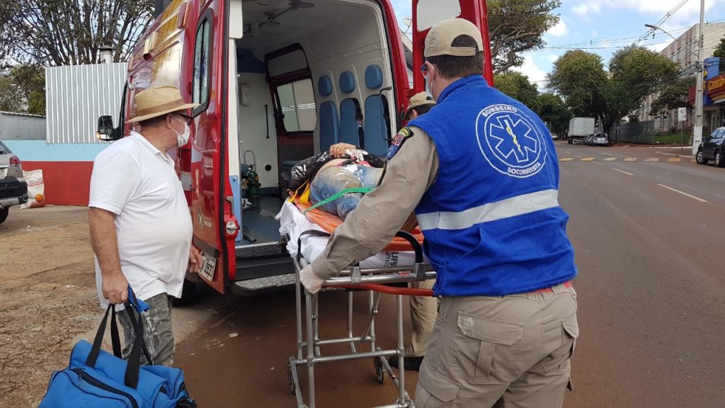 Trabalhador fica ferido ao cair de escada e é socorrido na Rua Jorge Lacerda