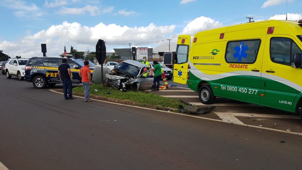Mulher fica ferida em acidente entre carro e caminhão na BR-277
