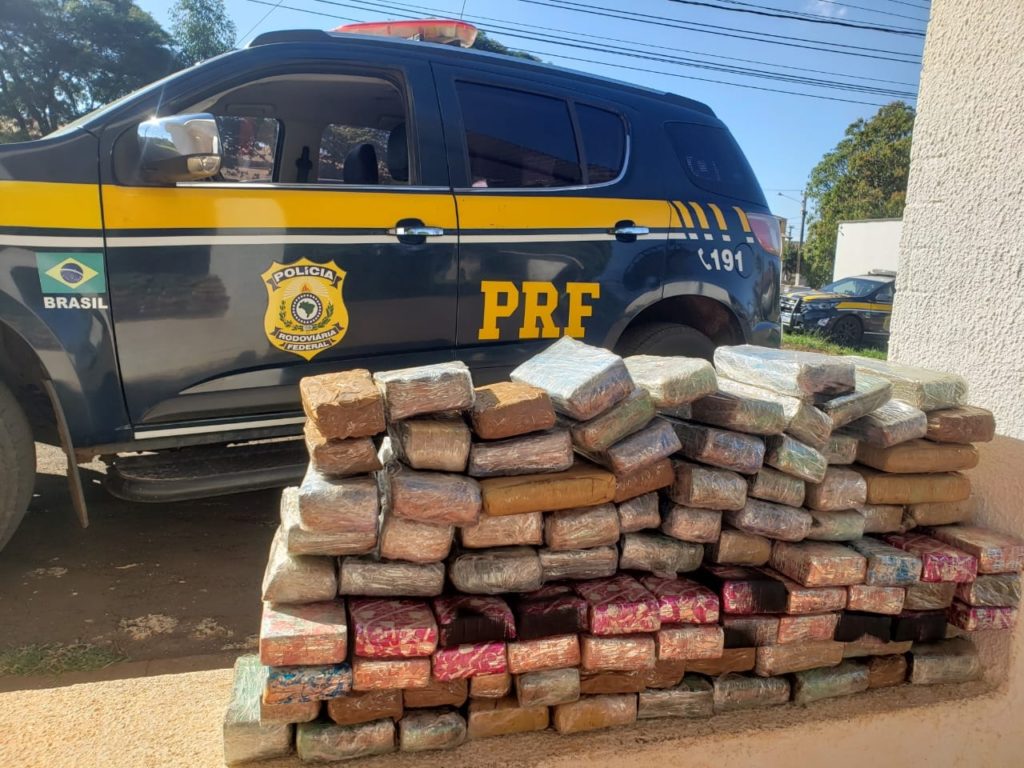 PRF apreende 50 kg de maconha em fundo falso de veículo em Cambé