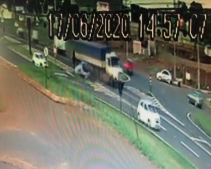 Outro ângulo: mais uma câmera registrou forte colisão entre carro e caminhão na BR-277 Imagem referente a Outro ângulo: mais uma câmera registrou forte colisão entre carro e caminhão na BR-277