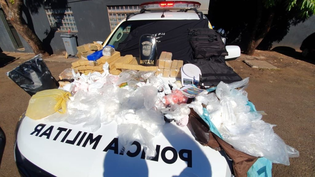 Jovem com mandado de prisão por tráfico é preso com grande quantidade de drogas em Londrina