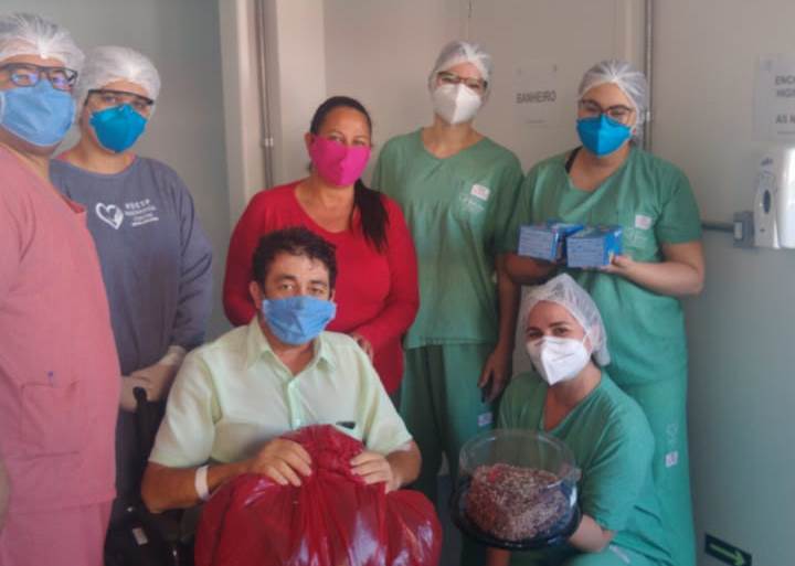 Paciente de 49 anos, internado em Toledo por Covid-19, recebe alta e poderá voltar para casa, em Cascavel Imagem referente a Paciente de 49 anos, internado em Toledo por Covid-19, recebe alta e poderá voltar para casa, em Cascavel