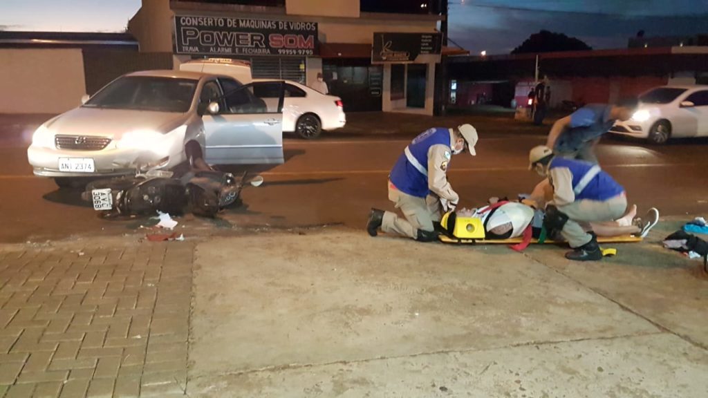 Forte colisão entre carro e moto deixa homem ferido no Bairro Brasília