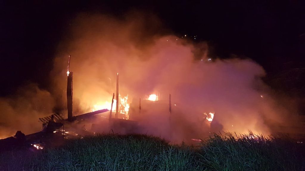 Bombeiros combatem incêndio em materiais recicláveis às margens da BR-277, no XIV de Novembro