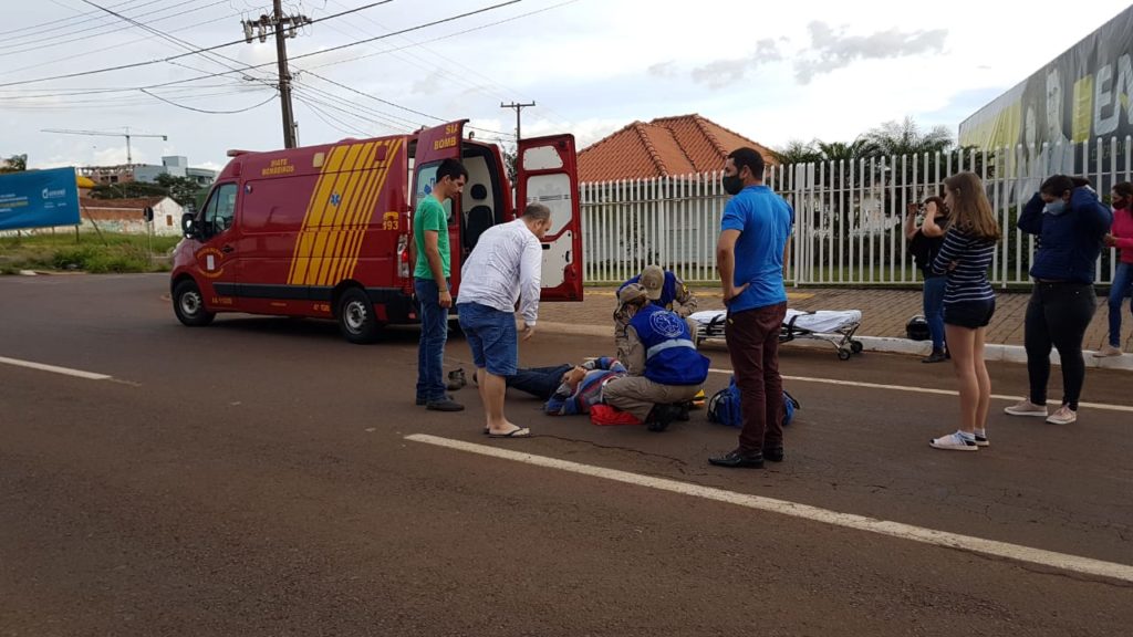Desviando de cachorro, motociclista sofre queda e precisa ser socorrido na Av. Brasil