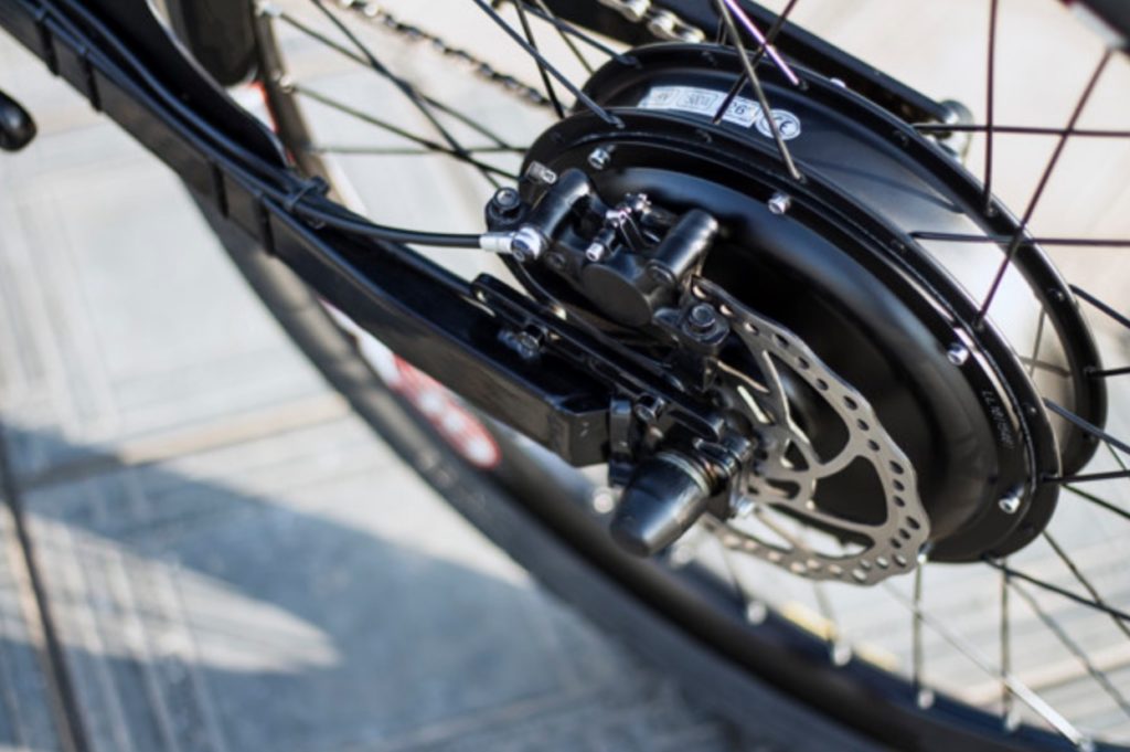 Empresa coloca peça indevida em bicicleta elétrica e terá que indenizar cliente em mais de R$ 1,8 mil