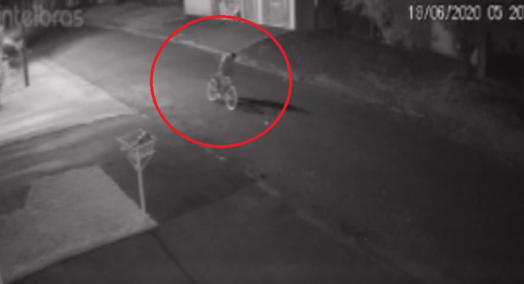 Câmera registra furto de bicicleta durante a madrugada no Bairro Cancelli