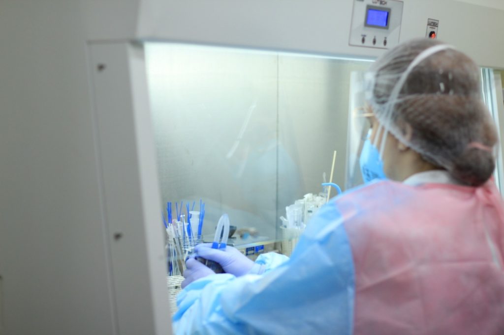 Segurança: laboratório do Huop recebe cabine para realização de exames com amostras