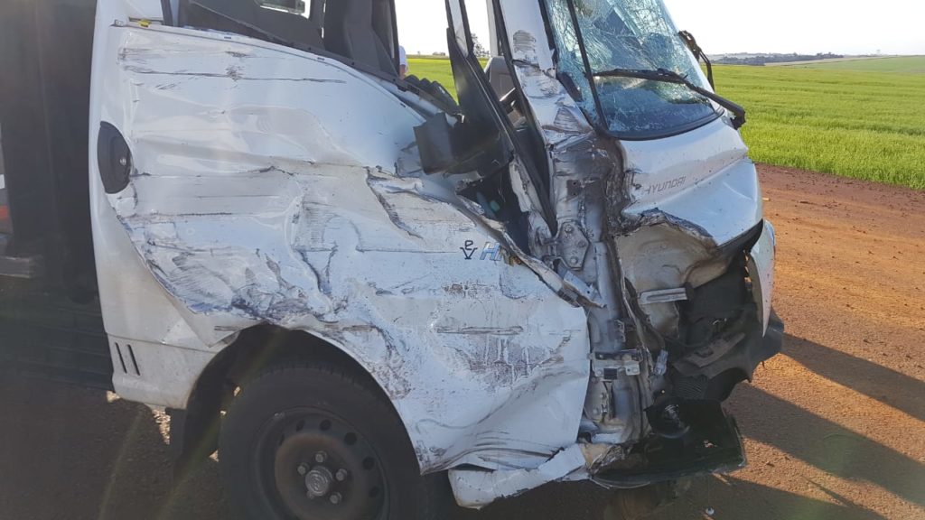 Caminhonete e utilitário se envolvem em colisão na rodovia BR-467