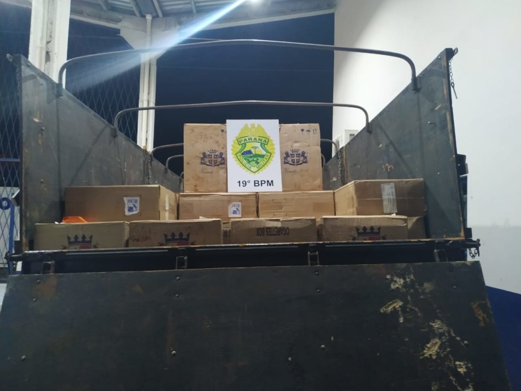 PM apreende caminhão carregado com 110 caixas de cigarros contrabandeados em Cafelândia
