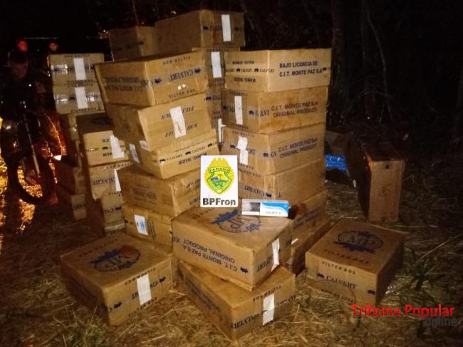 BPFron encontra 105 caixas de cigarros e moto YBR em porto clandestino em Santa Helena Imagem referente a BPFron encontra 105 caixas de cigarros e moto YBR em porto clandestino em Santa Helena
