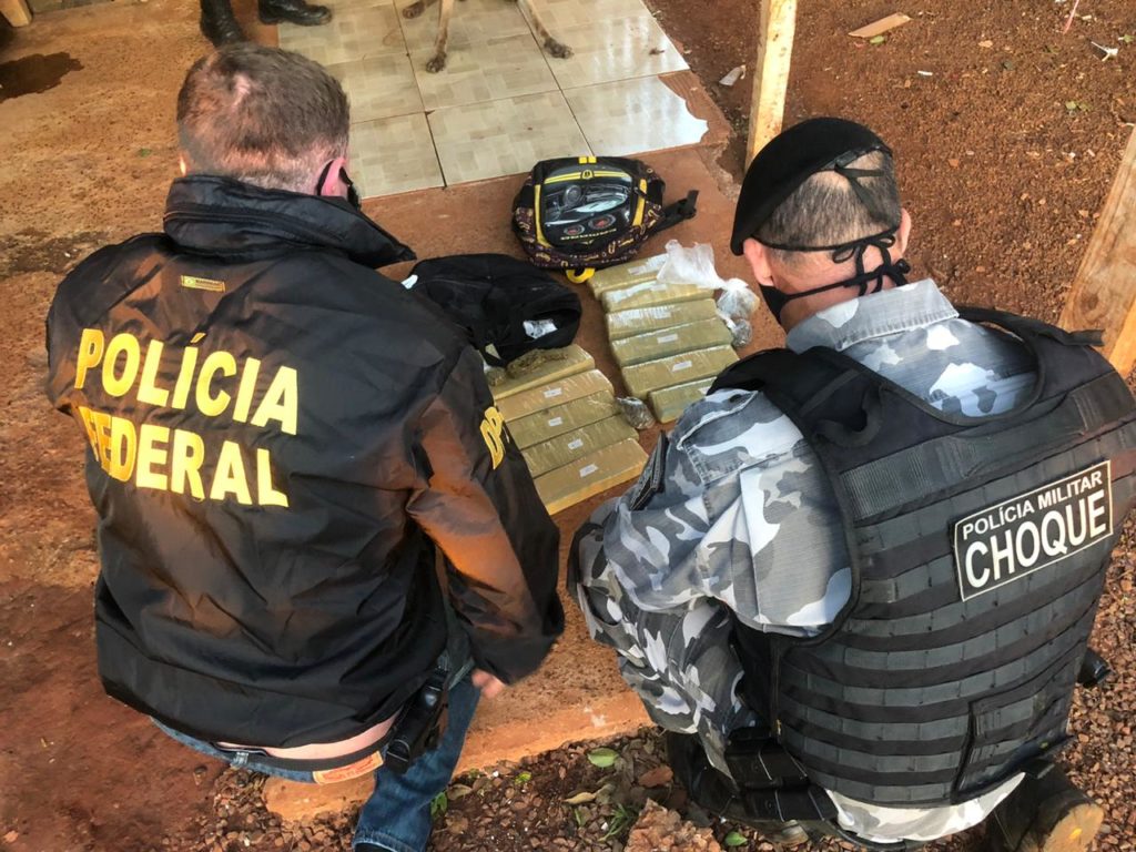 PF e Choque prendem mulher e apreendem maconha no Cascavel Velho
