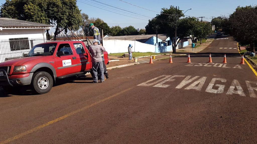 Ruas no entorno de escola e cmei do Bairro Pacaembu recebem ações do Projeto Transitando