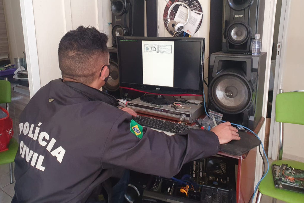 Polícia Civil prende suspeito de manter ‘cartório virtual’ para aplicar golpes em Curitiba