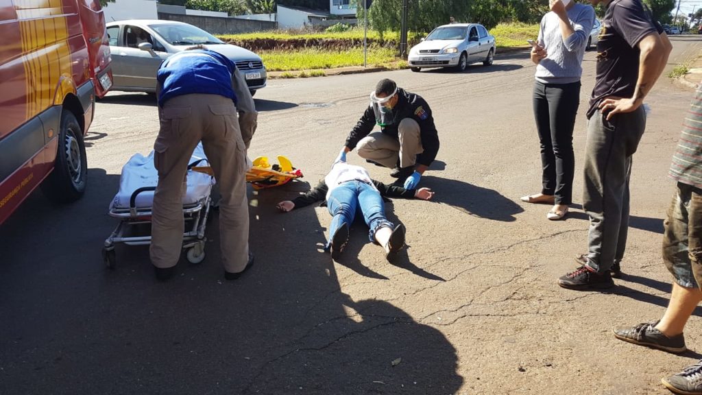 Mulher fica ferida após acidente entre carro em moto no Bairro Neva